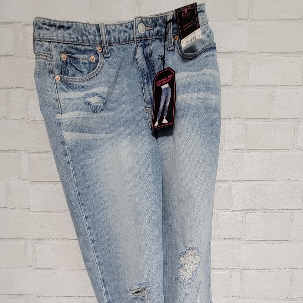 No Boundaries Woman's Super High-Rise Slim Straight Jeans